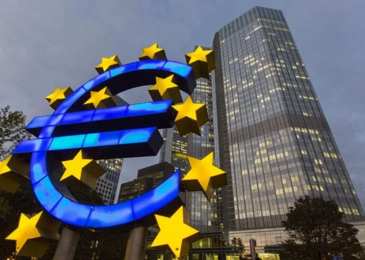 Signo del Euro afuera de edificio gubernamental europeo