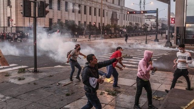 Perú: cese del toque de queda, pero no de la violencia