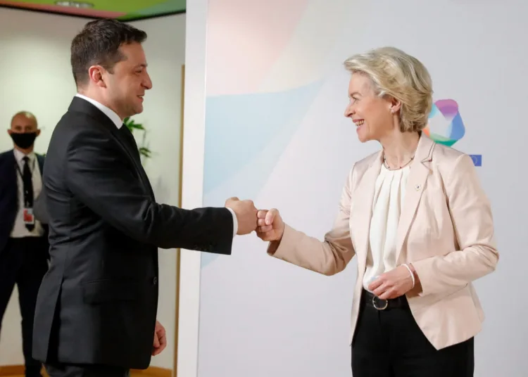 European Commission Ursula von der Leyen welcomes Ukrainian President Volodymyr Zelenskiy during a meeting between leaders of EU countries and the governments of the "Eastern Partnership", a group of six neighbouring states which includes Ukraine, Armenia, Azerbaijan, Georgia, Moldova, during the European Summit at the European Council building in Brussels, Belgium December 15, 2021. Stephanie Lecocq/Pool via REUTERS