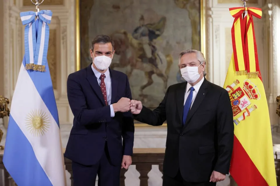 Alberto Fernández comienza su gira por Europa reuniéndose con su par español Pedro Sánchez