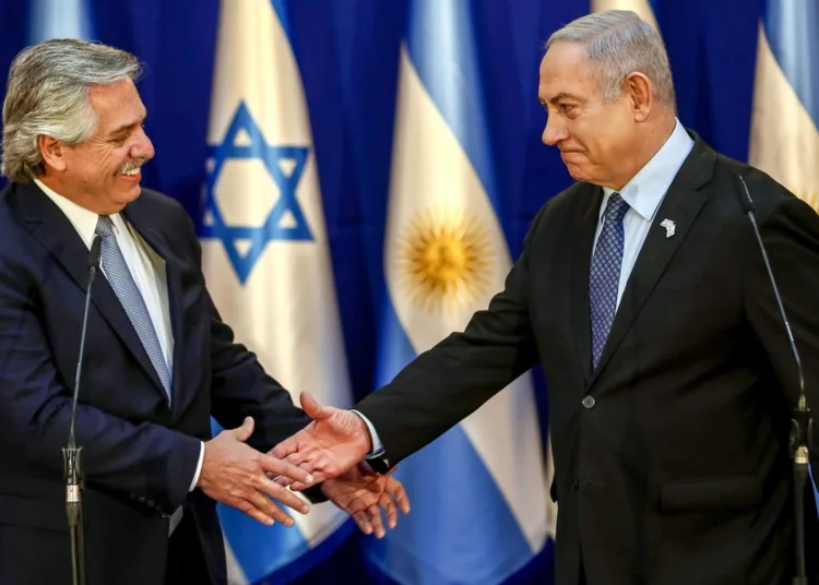 Israeli Prime Minister Benjamin Netanyahu (R) greets Argentina's President Alberto Fernandez in Jerusalem on January 24, 2020. (Photo by Oded Balilty / POOL / AFP)