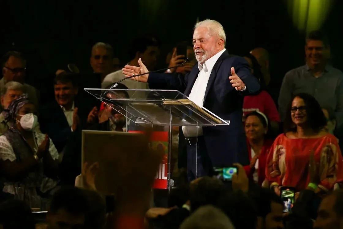 Lula lanza campaña presidencial y apunta a acabar el sueño de relección bolsonarista