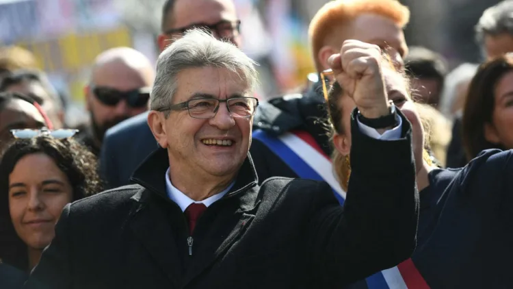 "La France Insoumise" (LFI) party presidential candidate Jean-Luc Melenchon (C) gestures as he attends his traditional presidential march in Paris, on March 20, 2022. - With three weeks to go before the presidential election, Jean-Luc Melenchon hopes to gather tens of thousands of people in Paris on March 20, 2022 in support of a "VIth Republic", on the same day as the commemorations in Toulouse of the attacks perpetrated by Mohamed Merah. (Photo by Christophe ARCHAMBAULT / AFP)