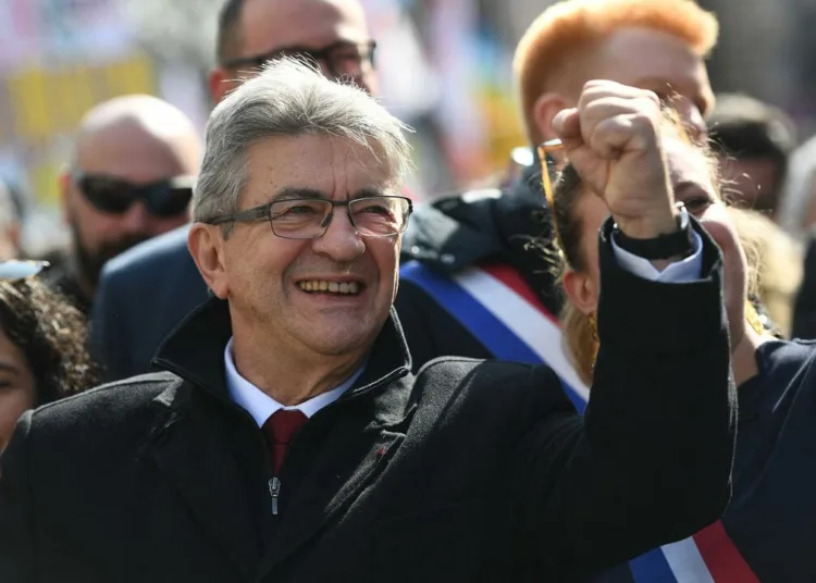 "La France Insoumise" (LFI) party presidential candidate Jean-Luc Melenchon (C) gestures as he attends his traditional presidential march in Paris, on March 20, 2022. - With three weeks to go before the presidential election, Jean-Luc Melenchon hopes to gather tens of thousands of people in Paris on March 20, 2022 in support of a "VIth Republic", on the same day as the commemorations in Toulouse of the attacks perpetrated by Mohamed Merah. (Photo by Christophe ARCHAMBAULT / AFP)