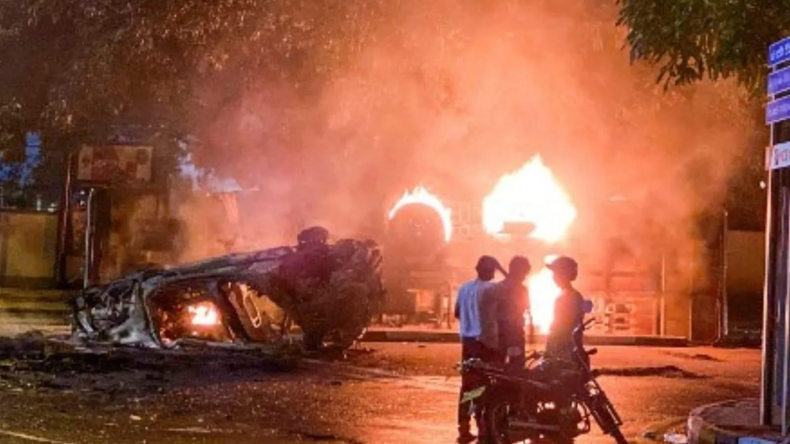 Crisis en Sri Lanka: el Primer Ministro dimite en medio de una ola de violencia y caos