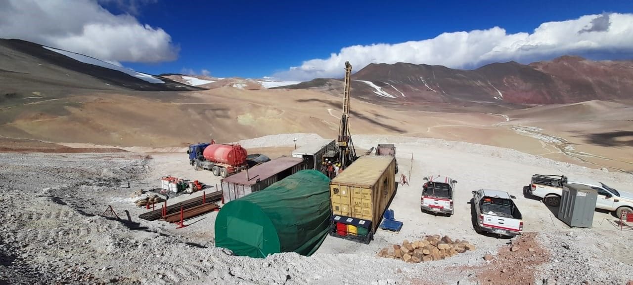 Aumentan las acciones de empresa minera canadiense con el hallazgo de un nuevo descubrimiento de oro y cobre en Argentina