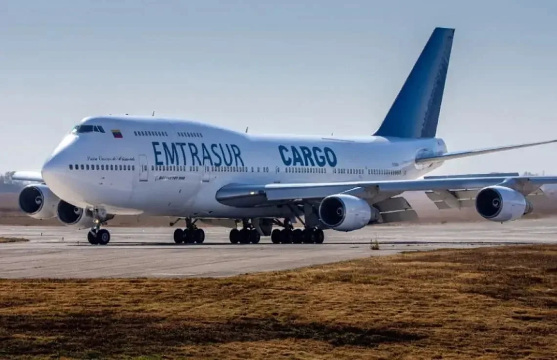 Avión retenido: en tierra por problemas de combustible y no por vínculos sospechosos