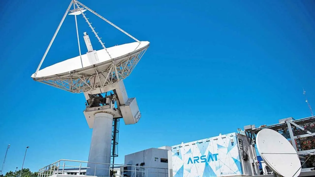 Arsat firma un acuerdo con la compañía SES para ampliar el acceso de banda ancha en Argentina