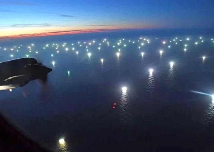 La pesca ilegal en la Milla 200 reúne barcos de origen chino, coreano, taiwanés y españoles / Crédito: Radio 3 Cadena Patagonia