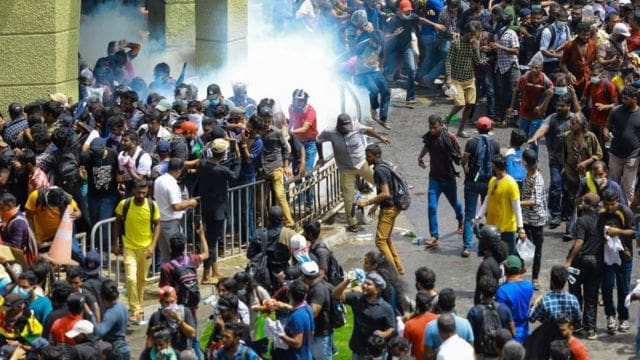 Colapso político en Sri Lanka: decretan toque de queda