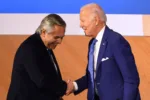 President of Argentina Alberto Fernandez (L) shakes hands with US President Joe Biden after speaking during a plenary session of the 9th Summit of the Americas in Los Angeles, California, June 9, 2022. (Photo by Patrick T. FALLON / AFP)
