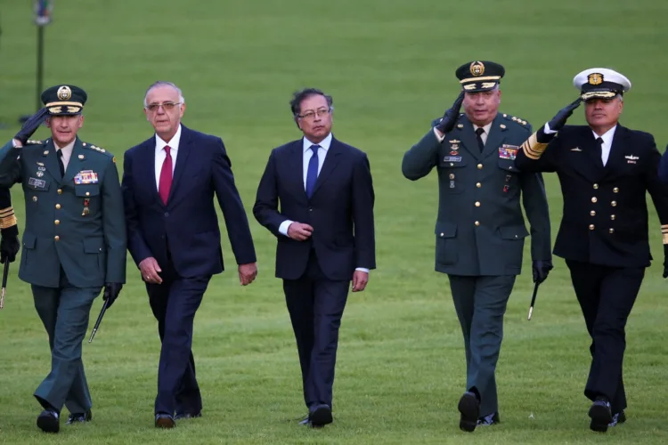 Colombia's President Gustavo Petro, Army Commander General Luis Ospina, Defence Minister Ivan Velasquez, Military Forces Commander General Helder Fernan Giraldo Bonilla, and Armed Forces Chief of Staff Vice Admiral Jose Amezquita march during Bonilla's appointment ceremony, in Bogota Colombia August 20, 2022. REUTERS/Luisa Gonzalez  REFILE - CORRECTING INFORMATION