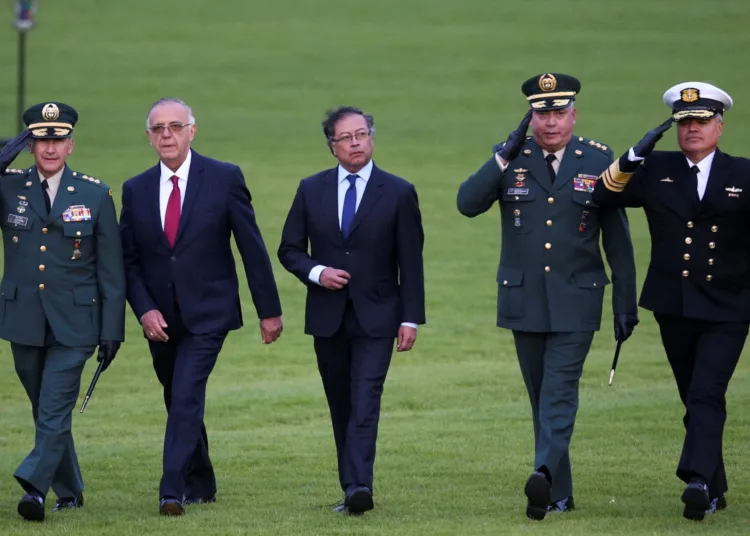 Colombia's President Gustavo Petro, Army Commander General Luis Ospina, Defence Minister Ivan Velasquez, Military Forces Commander General Helder Fernan Giraldo Bonilla, and Armed Forces Chief of Staff Vice Admiral Jose Amezquita march during Bonilla's appointment ceremony, in Bogota Colombia August 20, 2022. REUTERS/Luisa Gonzalez REFILE - CORRECTING INFORMATION