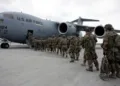 Pese al aumento de la violencia y el miedo a un colapso del Gobierno de Kabul, Estados Unidos ha retirado el 20 % de sus tropas de Afganistán y entregado cinco instalaciones militares a las fuerzas de seguridad afganas, informó este martes el Pentágono. EFE/Igor Kovalenko/Archivo