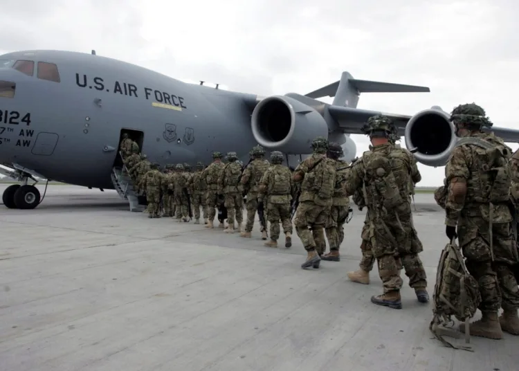 Pese al aumento de la violencia y el miedo a un colapso del Gobierno de Kabul, Estados Unidos ha retirado el 20 % de sus tropas de Afganistán y entregado cinco instalaciones militares a las fuerzas de seguridad afganas, informó este martes el Pentágono. EFE/Igor Kovalenko/Archivo