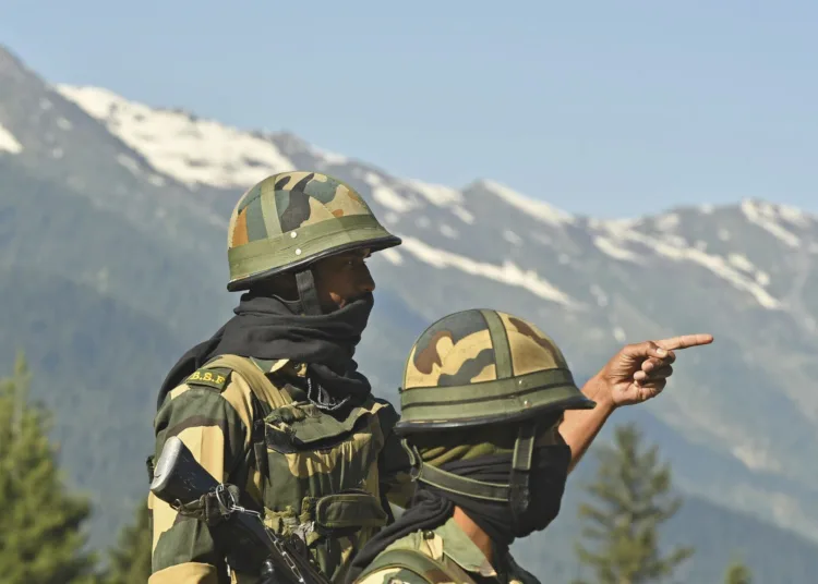 Indian Border Security Force (BSF) soldiers guard a highway leading towards Leh, bordering China, in Gagangir on June 17, 2020. - India is sending hundreds of extra troops towards the Chinese border, sources told AFP on June 17, after the deadliest clashes in over 50 years between the two Asian giants left 20 Indian soldiers dead following brawls with fists, rocks and clubs. (Photo by Tauseef MUSTAFA / AFP)