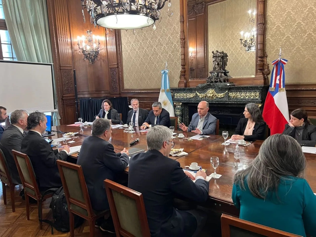 Encuentro bilateral entre Argentina y Chile en materia antártica