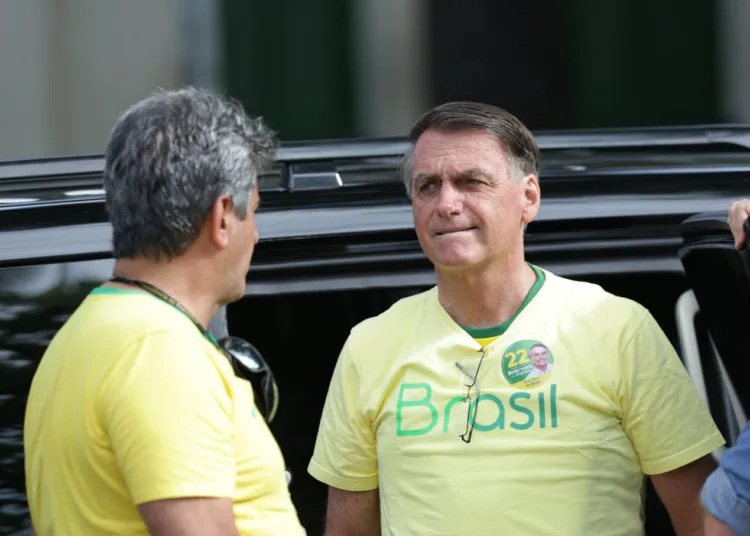 AME9407. RÍO DE JANEIRO (BRASIL), 30/10/2022.- El presidente de Brasil y candidato a la reelección, Jair Bolsonaro, llega para votar en la segunda ronda de las elecciones presidenciales hoy, en Río de Janeiro (Brasil). EFE/ Andre Coelho