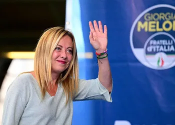 Leader of Italian far-right party Fratelli d'Italia (Brothers of Italy) Giorgia Meloni waves to supporters during a rally to launch her campaign for general elections, in Ancona, central Italy, on August 23, 2022. - Italians head to the polls for general elections on September 25, 2022. Opinion polls put Giorgia Meloni's post-fascist Brothers on course to lead the eurozone's third largest economy, in a coalition with the ex-premier's Forza Italia and the anti-immigration Lega. (Photo by Vincenzo PINTO / AFP)