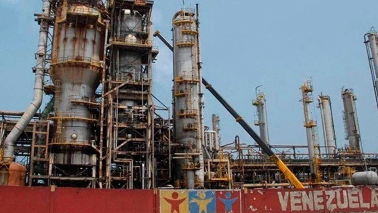 Irán potencia su capacidad de refinería de petróleo en Venezuela