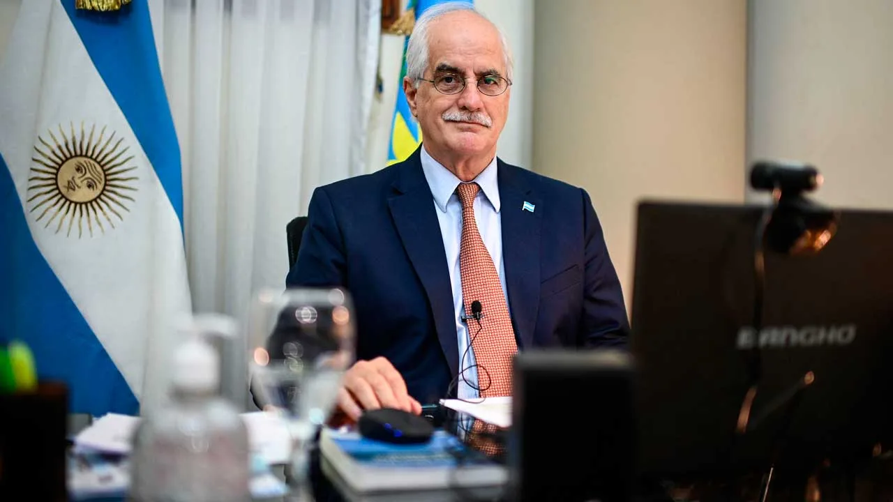 Taiana propone la difusión de la Cuestión Malvinas en las Fuerzas Armadas