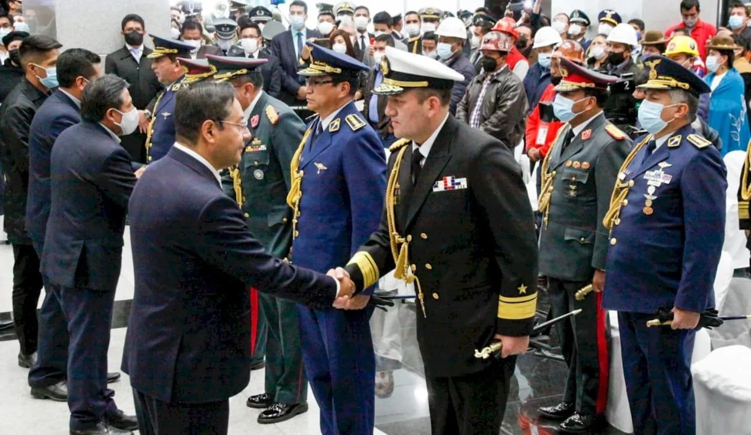 Bolivia: Arce renueva altos mandos militares en medio de un nuevo conflicto