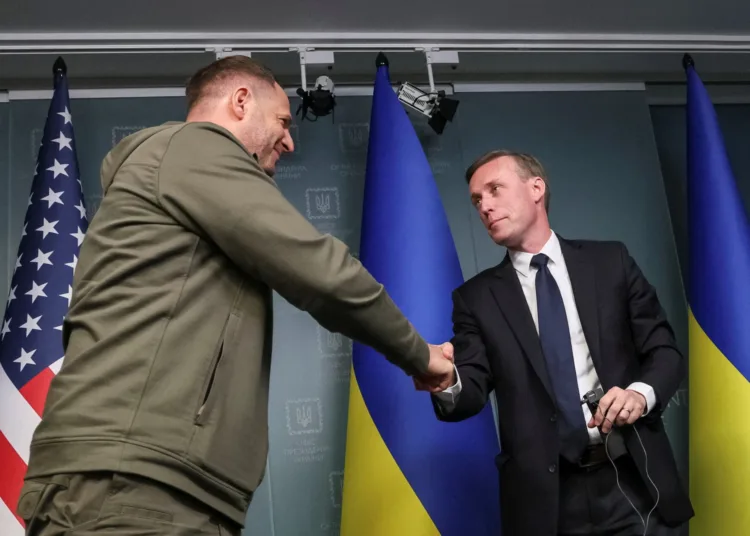 U.S White House National Security Advisor Jake Sullivan and Head of Ukraine's Presidential Office Andriy Yermak shake hands after a news briefing, amid Russia's attack on Ukraine, in Kyiv, Ukraine November 4, 2022. REUTERS/Gleb Garanich