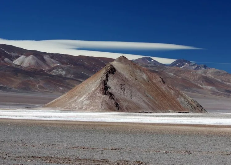 Salar de Maricunga con cerro Isla en Atacama - Chile