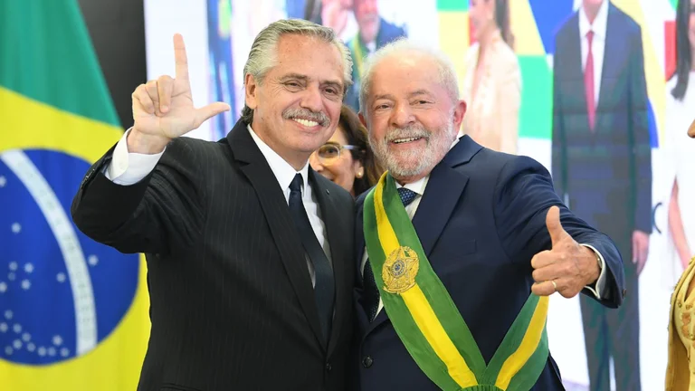 El presidente argentino participó del acto de asunción de Lula da Silva en el Congreso Nacional de Brasil