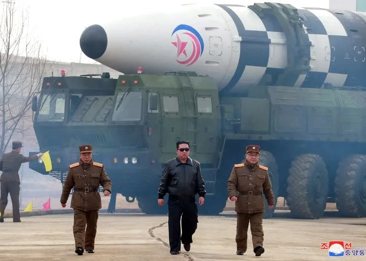 FOTO DE ARCHIVO. El líder norcoreano, Kim Jong-un, se aleja de lo que según los medios estatales es un "nuevo tipo" de misil balístico intercontinental (ICBM) en esta foto sin fecha publicada el 24 de marzo de 2022 por la Agencia Central de Noticias de Corea del Norte (KCNA). KCNA vía REUTERS