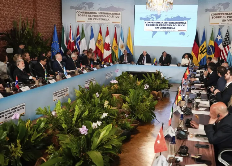 El presidente de Colombia, Gustavo Petro, en el centro, habla a los delegados internacionales durante una conferencia centrada en la crisis política de Venezuela en Bogotá, Colombia, el martes 25 de abril de 2023. (AP Foto/Fernando Vergara)