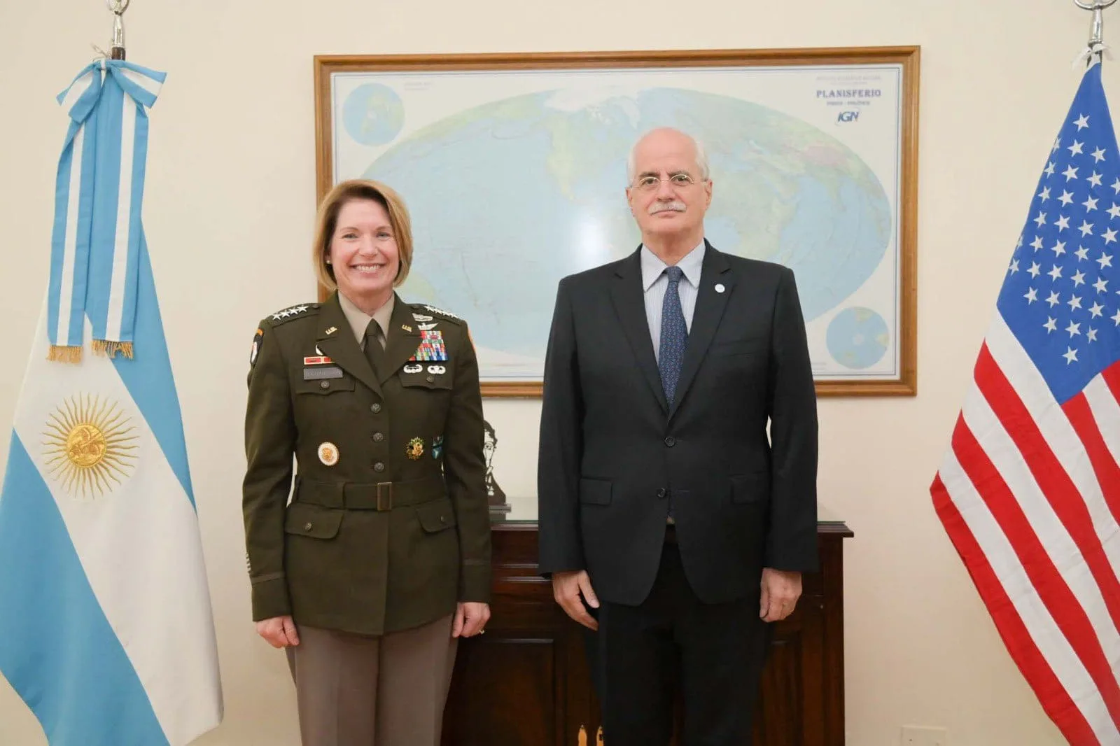 La Jefa del Comando Sur de Estados Unidos se reunió con el ministro de Defensa argentino