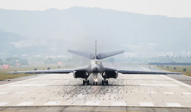 A U.S. Air Force B-1B bomber lands Osan Air Base in Pyeongtaek, South Korea, September 21, 2016.  Yonhap/via REUTERS ATTENTION EDITORS - THIS IMAGE HAS BEEN SUPPLIED BY A THIRD PARTY. SOUTH KOREA OUT. FOR EDITORIAL USE ONLY. NO RESALES. NO ARCHIVE.