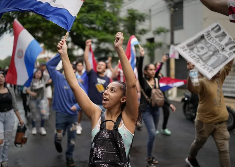 Simpatizantes del candidato presidencial Paraguayo Cubas, del Partido Cruzada Nacional, protestan el lunes 1 de mayo de 2023 por un presunto fraude en las elecciones del 30 de abril, en Asunción, Paraguay. (AP Foto/Jorge Saenz)
