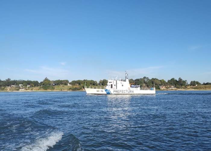 El guardacostas Río de la Plata navega en la zona donde se produjo el incidente entre la Armada Paraguaya y pescadores argentinos
