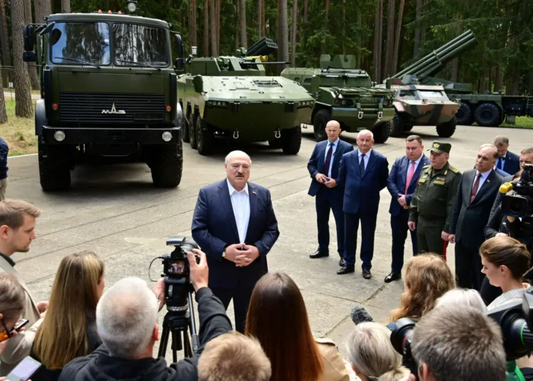 El presidente de Bielorrusia, Alexander Lukashenko, habla con periodistas durante su visita a una instalación del complejo militar-industrial en la región de Minsk, Bielorrusia, el 13 de junio de 2023. Servicio de Prensa de la Presidencia de la República de Bielorrusia/Distribución vía REUTERS