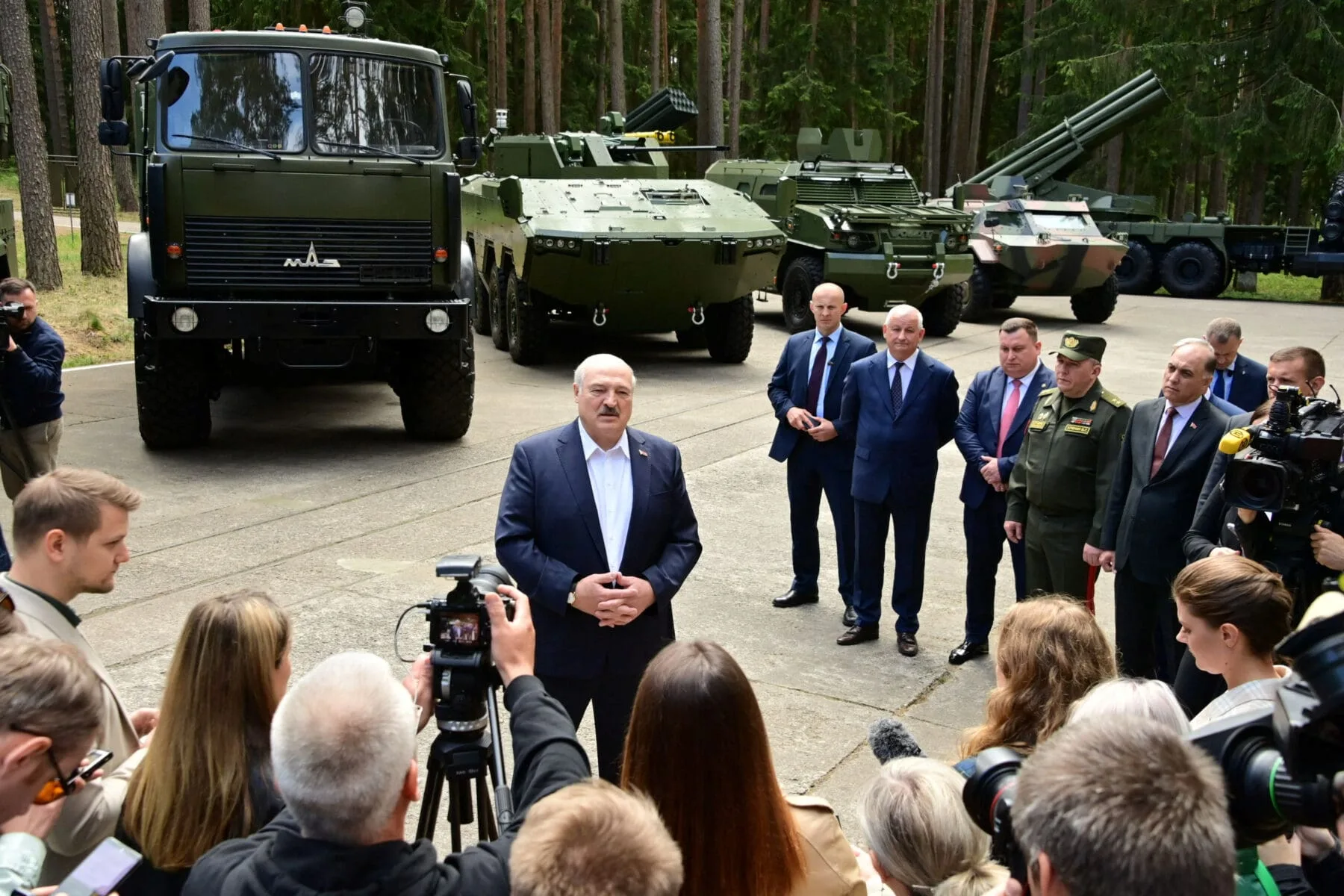 El presidente de Bielorrusia, Alexander Lukashenko, habla con periodistas durante su visita a una instalación del complejo militar-industrial en la región de Minsk, Bielorrusia, el 13 de junio de 2023. Servicio de Prensa de la Presidencia de la República de Bielorrusia/Distribución vía REUTERS