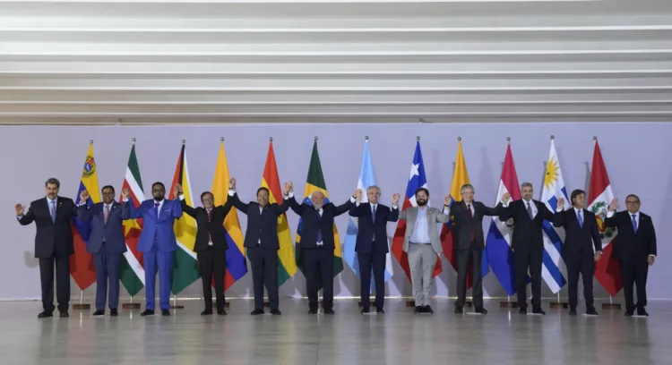 Líderes de Sudamérica posan para la foto en la Cumbre Sudamericana en Brasilia, Brasil, el martes 30 de mayo de 2023. Desde la izquierda, el presidente de Venezuela, Nicolás Maduro; el presidente de Surinam, Chan Santokhi; el presidente de Guyana, Mohamed Irfaan Ali; el presidente de Colombia, Gustavo Petro; el presidente de Bolivia, Luis Arce; el presidente de Brasil, Luiz Inácio Lula da Silva, el presidente de Argentina, Alberto Fernández; el presidente de Chile, Gabriel Boric; el presidente de Ecuador, Guillermo Lasso; el presidente de Paraguay, Mario Abdo Benítez, el presidente de Uruguay, Luis Lacalle Pou, y el primer ministro de Perú, Alberto Otarola. (AP Foto/Andre Penner)