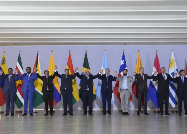 Líderes de Sudamérica posan para la foto en la Cumbre Sudamericana en Brasilia, Brasil, el martes 30 de mayo de 2023. Desde la izquierda, el presidente de Venezuela, Nicolás Maduro; el presidente de Surinam, Chan Santokhi; el presidente de Guyana, Mohamed Irfaan Ali; el presidente de Colombia, Gustavo Petro; el presidente de Bolivia, Luis Arce; el presidente de Brasil, Luiz Inácio Lula da Silva, el presidente de Argentina, Alberto Fernández; el presidente de Chile, Gabriel Boric; el presidente de Ecuador, Guillermo Lasso; el presidente de Paraguay, Mario Abdo Benítez, el presidente de Uruguay, Luis Lacalle Pou, y el primer ministro de Perú, Alberto Otarola. (AP Foto/Andre Penner)