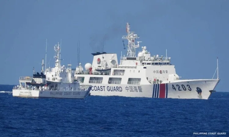 Filipinas denuncia “maniobras peligrosas” de China contra barcos de la Guardia Costera