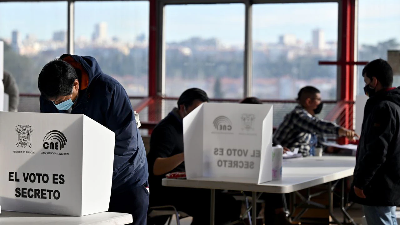Elecciones en Ecuador bajo violencia y desafíos: comienzan los comicios presidenciales