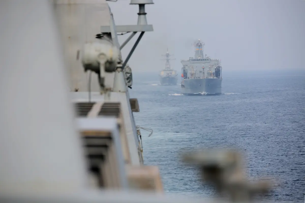 Estrategia en el Estrecho de Ormuz: Estados Unidos busca armar barcos comerciales como respuesta a amenazas