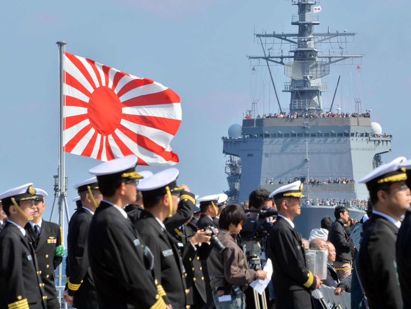 Con la mira puesta en China, Japón aumenta su presupuesto en Defensa