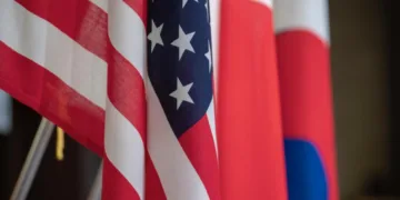 Banderas de Estados Unidos, Japón y Corea del Sur. Créditos: archivo