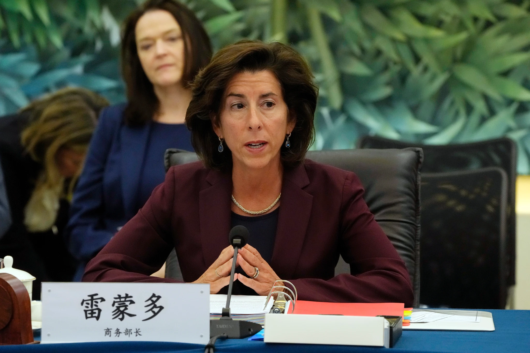 La secretaria de Comercio de Estados Unidos inicia una gira clave por China