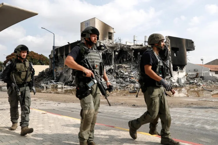 Sderot (Israel), 08/10/2023.- Israeli security forces walk outside the destroyed police station that was controlled by Hamas militants in the southern city of Sderot, close to the Gaza border, Israel, 08 October 2023. Rocket barrages were launched from the Gaza Strip as of early 07 October in a surprise attack claimed by the Islamist movement Hamas. More than 300 Israelis were killed and over 1,000 left injured in the attacks, the Israeli foreign ministry said. EFE/EPA/ATEF SAFADI
