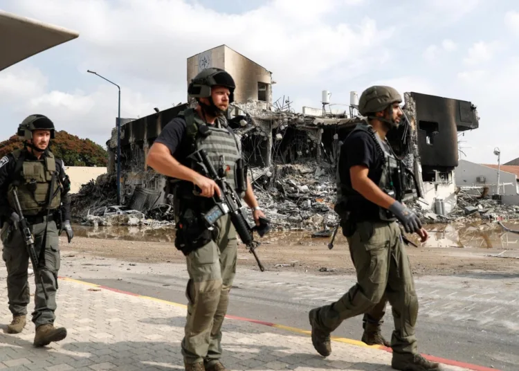 Sderot (Israel), 08/10/2023.- Israeli security forces walk outside the destroyed police station that was controlled by Hamas militants in the southern city of Sderot, close to the Gaza border, Israel, 08 October 2023. Rocket barrages were launched from the Gaza Strip as of early 07 October in a surprise attack claimed by the Islamist movement Hamas. More than 300 Israelis were killed and over 1,000 left injured in the attacks, the Israeli foreign ministry said. EFE/EPA/ATEF SAFADI
