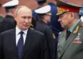 HANDOUT - 22 June 2022, Russia, Moscow: Russian President Vladimir Putin stands with Russian Defence Minister Sergei Shoigu during a wreath laying ceremony at the Tomb of Unknown Soldier, marking the 81st anniversary of the Nazi invasion of the Soviet Union. Photo: -/Kremlin/dpa - ATTENTION: editorial use only and only if the credit mentioned above is referenced in full
(Foto de ARCHIVO)
22/6/2022 ONLY FOR USE IN SPAIN