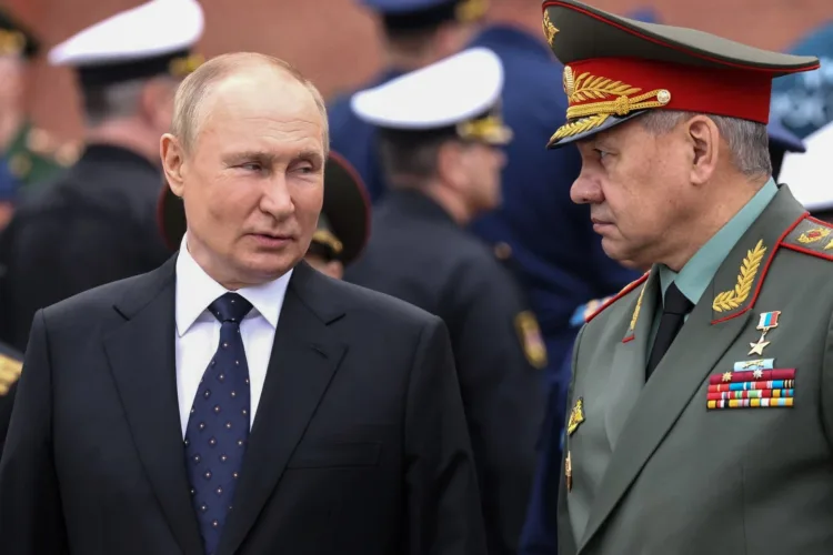 HANDOUT - 22 June 2022, Russia, Moscow: Russian President Vladimir Putin stands with Russian Defence Minister Sergei Shoigu during a wreath laying ceremony at the Tomb of Unknown Soldier, marking the 81st anniversary of the Nazi invasion of the Soviet Union. Photo: -/Kremlin/dpa - ATTENTION: editorial use only and only if the credit mentioned above is referenced in full
(Foto de ARCHIVO)
22/6/2022 ONLY FOR USE IN SPAIN