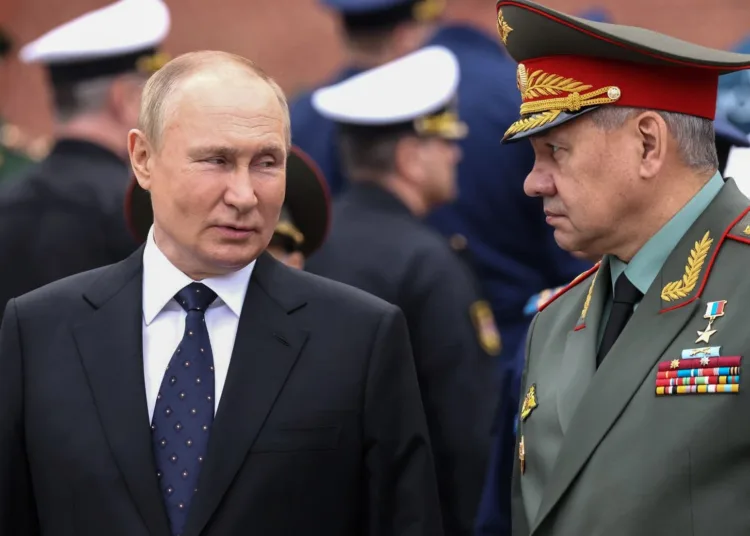 HANDOUT - 22 June 2022, Russia, Moscow: Russian President Vladimir Putin stands with Russian Defence Minister Sergei Shoigu during a wreath laying ceremony at the Tomb of Unknown Soldier, marking the 81st anniversary of the Nazi invasion of the Soviet Union. Photo: -/Kremlin/dpa - ATTENTION: editorial use only and only if the credit mentioned above is referenced in full
(Foto de ARCHIVO)
22/6/2022 ONLY FOR USE IN SPAIN